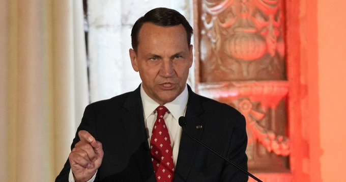 У Варшаві скандал: президент Навроцький їде в гості до Орбана, Сікорський намагається його зупинити